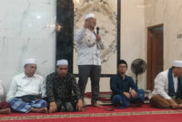 Anggota DPR RI Dapil NTB II/Pulau Lombok, H Fauzan Khalid saat memberikan sambutan pada acara peringatan Maulid Nabi Muhammad SAW di Masjid Riyadatul Wardiyah, Dusun Kerandangan, Desa Senggigi, Kabupaten Lombok Barat, Provinsi NTB, Selasa malam (2/9/2025).