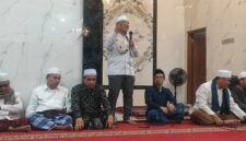 Anggota DPR RI Dapil NTB II/Pulau Lombok, H Fauzan Khalid saat memberikan sambutan pada acara peringatan Maulid Nabi Muhammad SAW di Masjid Riyadatul Wardiyah, Dusun Kerandangan, Desa Senggigi, Kabupaten Lombok Barat, Provinsi NTB, Selasa malam (2/9/2025).