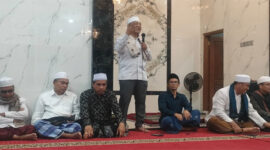 Anggota DPR RI Dapil NTB II/Pulau Lombok, H Fauzan Khalid saat memberikan sambutan pada acara peringatan Maulid Nabi Muhammad SAW di Masjid Riyadatul Wardiyah, Dusun Kerandangan, Desa Senggigi, Kabupaten Lombok Barat, Provinsi NTB, Selasa malam (2/9/2025).