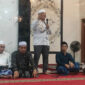 Anggota DPR RI Dapil NTB II/Pulau Lombok, H Fauzan Khalid saat memberikan sambutan pada acara peringatan Maulid Nabi Muhammad SAW di Masjid Riyadatul Wardiyah, Dusun Kerandangan, Desa Senggigi, Kabupaten Lombok Barat, Provinsi NTB, Selasa malam (2/9/2025).