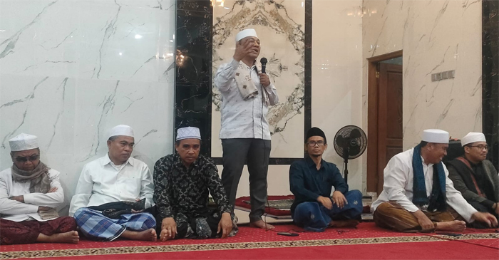 Anggota DPR RI Dapil NTB II/Pulau Lombok, H Fauzan Khalid saat memberikan sambutan pada acara peringatan Maulid Nabi Muhammad SAW di Masjid Riyadatul Wardiyah, Dusun Kerandangan, Desa Senggigi, Kabupaten Lombok Barat, Provinsi NTB, Selasa malam (2/9/2025).