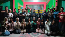 Anggota DPR RI, H Fauzan Khalid pose bersama usai berdialog dengan para mahasiswa, para pemuda dan masyarakat, di Desa Penimbung, Kecamatan Gunungsari, Kabupaten Lombok Barat, Provinsi NTB, Sabtu malam (6/9/2025).