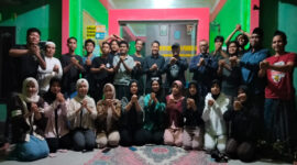 Anggota DPR RI, H Fauzan Khalid pose bersama usai berdialog dengan para mahasiswa, para pemuda dan masyarakat, di Desa Penimbung, Kecamatan Gunungsari, Kabupaten Lombok Barat, Provinsi NTB, Sabtu malam (6/9/2025).