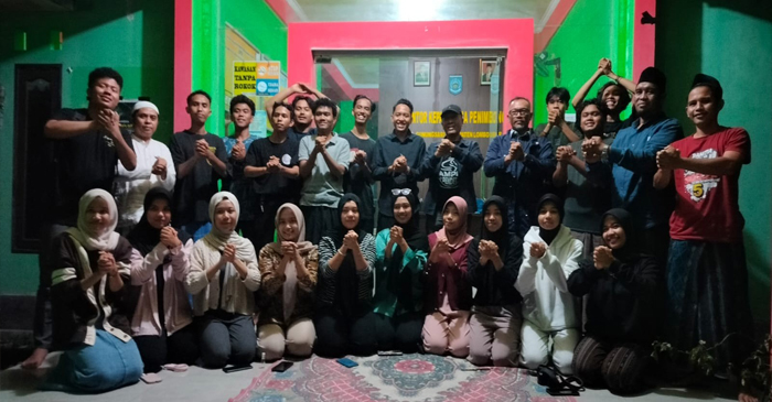 Anggota DPR RI, H Fauzan Khalid pose bersama usai berdialog dengan para mahasiswa, para pemuda dan masyarakat, di Desa Penimbung, Kecamatan Gunungsari, Kabupaten Lombok Barat, Provinsi NTB, Sabtu malam (6/9/2025).