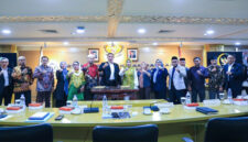 Komite III DPD RI pose bersama usai menggelar Rapat Kerja dengan BNN RI dan Balai Besar Rehabilitasi BNN RI, di Gedung DPD RI, Kompleks Parlemen Senayan, Jakarta, Selasa (9/9/2025). 
