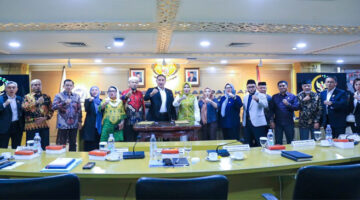 Komite III DPD RI pose bersama usai menggelar Rapat Kerja dengan BNN RI dan Balai Besar Rehabilitasi BNN RI, di Gedung DPD RI, Kompleks Parlemen Senayan, Jakarta, Selasa (9/9/2025). 