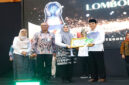 Wagub NTB, Hj Indah Damayanti Putri saat menyerahkan penghargaan Raih Paritrana Award Tingkat Provinsi Nusa Tenggara Barat 2025 kepada Wabup Loteng, Dr HM Nursiah, S.Sos., M.Si, di Rinjani Ballroom Hotel Lombok Raya, Mataram, Rabu (10/9/2025).