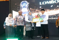 Wagub NTB, Hj Indah Damayanti Putri saat menyerahkan penghargaan Raih Paritrana Award Tingkat Provinsi Nusa Tenggara Barat 2025 kepada Wabup Loteng, Dr HM Nursiah, S.Sos., M.Si, di Rinjani Ballroom Hotel Lombok Raya, Mataram, Rabu (10/9/2025).