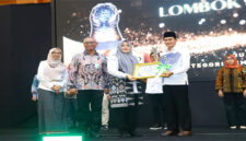 Wagub NTB, Hj Indah Damayanti Putri saat menyerahkan penghargaan Raih Paritrana Award Tingkat Provinsi Nusa Tenggara Barat 2025 kepada Wabup Loteng, Dr HM Nursiah, S.Sos., M.Si, di Rinjani Ballroom Hotel Lombok Raya, Mataram, Rabu (10/9/2025).