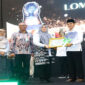 Wagub NTB, Hj Indah Damayanti Putri saat menyerahkan penghargaan Raih Paritrana Award Tingkat Provinsi Nusa Tenggara Barat 2025 kepada Wabup Loteng, Dr HM Nursiah, S.Sos., M.Si, di Rinjani Ballroom Hotel Lombok Raya, Mataram, Rabu (10/9/2025).