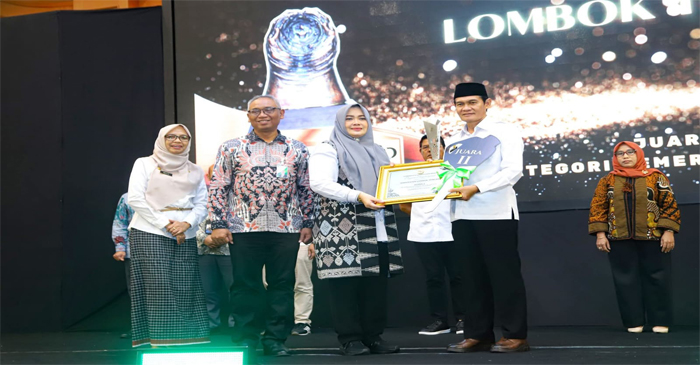 Wagub NTB, Hj Indah Damayanti Putri saat menyerahkan penghargaan Raih Paritrana Award Tingkat Provinsi Nusa Tenggara Barat 2025 kepada Wabup Loteng, Dr HM Nursiah, S.Sos., M.Si, di Rinjani Ballroom Hotel Lombok Raya, Mataram, Rabu (10/9/2025).