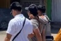 Satu pelaku jambret saat menyerahkan diri ke Polsek Keruak.