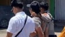 Satu pelaku jambret saat menyerahkan diri ke Polsek Keruak.