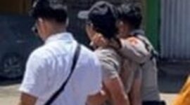 Satu pelaku jambret saat menyerahkan diri ke Polsek Keruak.