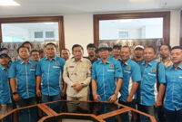 Jajaran pengurus PWI NTB pose bersama Bupati Loteng, HL Pathul Bahri.