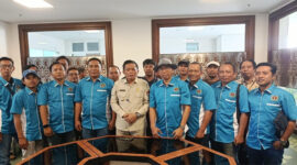 Jajaran pengurus PWI NTB pose bersama Bupati Loteng, HL Pathul Bahri.