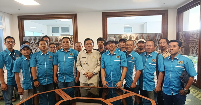 Jajaran pengurus PWI NTB pose bersama Bupati Loteng, HL Pathul Bahri.