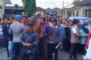 Para pemohon SKCK saat mengantri di Polres Lombok Barat.