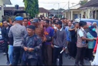 Para pemohon SKCK saat mengantri di Polres Lombok Barat.