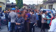 Para pemohon SKCK saat mengantri di Polres Lombok Barat.