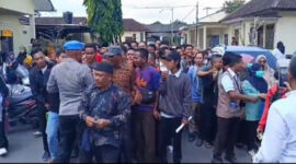 Para pemohon SKCK saat mengantri di Polres Lombok Barat.