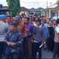 Para pemohon SKCK saat mengantri di Polres Lombok Barat.