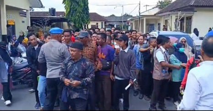 Para pemohon SKCK saat mengantri di Polres Lombok Barat.