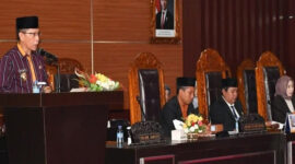 Wabup Lotim, Edwin Hadiwijaya saat menyampaikan pidato dalam Rapat Paripurna DPRD Kabupaten Lombok Timur.