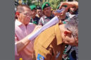 Wabup Lotim, H Edwin Hadiwijaya saat menandatangani surat pernyataan komitmen di atas kertas bermaterai.