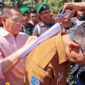 Wabup Lotim, H Edwin Hadiwijaya saat menandatangani surat pernyataan komitmen di atas kertas bermaterai.