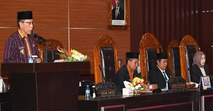 Wabup Lotim, Edwin Hadiwijaya saat menyampaikan pidato dalam Rapat Paripurna DPRD Kabupaten Lombok Timur.