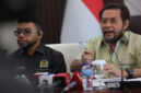 Ketua MPR for Papua yang juga Wakil Ketua DPD RI, Yorrys Raweyai (kanan) didampingi Sekretaris MPR for Papua, Filep Wamafma.