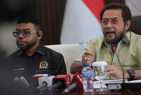 Ketua MPR for Papua yang juga Wakil Ketua DPD RI, Yorrys Raweyai (kanan) didampingi Sekretaris MPR for Papua, Filep Wamafma.