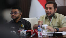 Ketua MPR for Papua yang juga Wakil Ketua DPD RI, Yorrys Raweyai (kanan) didampingi Sekretaris MPR for Papua, Filep Wamafma.