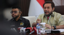 Ketua MPR for Papua yang juga Wakil Ketua DPD RI, Yorrys Raweyai (kanan) didampingi Sekretaris MPR for Papua, Filep Wamafma.