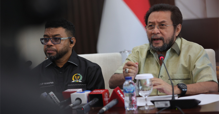 Ketua MPR for Papua yang juga Wakil Ketua DPD RI, Yorrys Raweyai (kanan) didampingi Sekretaris MPR for Papua, Filep Wamafma.