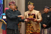 Bupati Loteng, HL Pathul Bahri saat memberikan penghargaan kepada pemenang ASN Tastura Award 2025.