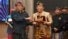Bupati Loteng, HL Pathul Bahri saat memberikan penghargaan kepada pemenang ASN Tastura Award 2025.