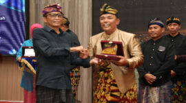 Bupati Loteng, HL Pathul Bahri saat memberikan penghargaan kepada pemenang ASN Tastura Award 2025.