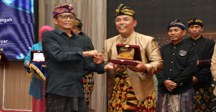 Bupati Loteng, HL Pathul Bahri saat memberikan penghargaan kepada pemenang ASN Tastura Award 2025.