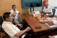 Bupati Lotim, H Haerul Warisin (kiri) saat pertemuan di KKP, Jakarta Pusat.