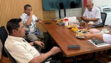Bupati Lotim, H Haerul Warisin (kiri) saat pertemuan di KKP, Jakarta Pusat.