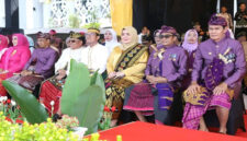 Suasana upacaraa dalam rangka perayakan HUT ke-80 Loteng, di Lapangan Kantor Bupati Loteng, Rabu (15/10/2025).