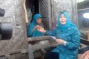 Istri Bupati Lotim, Nyonya Hj Rokyal Ain Warisin saat di rumah Mbok Bedah.