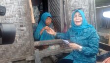 Istri Bupati Lotim, Nyonya Hj Rokyal Ain Warisin saat di rumah Mbok Bedah.