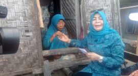 Istri Bupati Lotim, Nyonya Hj Rokyal Ain Warisin saat di rumah Mbok Bedah.