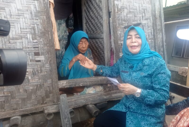 Istri Bupati Lotim, Nyonya Hj Rokyal Ain Warisin saat di rumah Mbok Bedah.