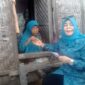 Istri Bupati Lotim, Nyonya Hj Rokyal Ain Warisin saat di rumah Mbok Bedah.