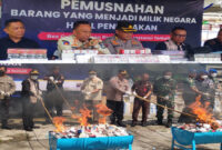 Suasana konferensi pers (foto atas), dan suasana pemusnahan barang ilegal (foto bawah).