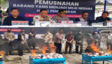 Suasana konferensi pers (foto atas), dan suasana pemusnahan barang ilegal (foto bawah).
